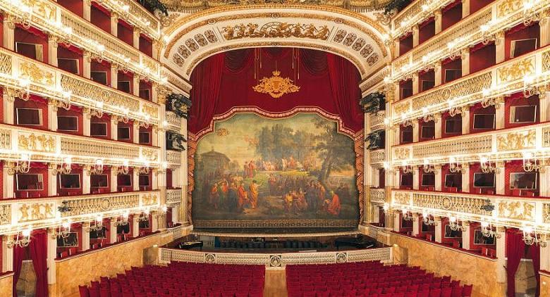 interno del teatro san carlo