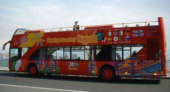 Bus rossi della City Sightseeing Napoli che inaugurerà un nuovo percorso tra Napoli e la Reggia di Caserta