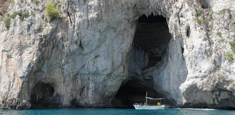 L'entrée en calcaire de la grotte blanche de Capri