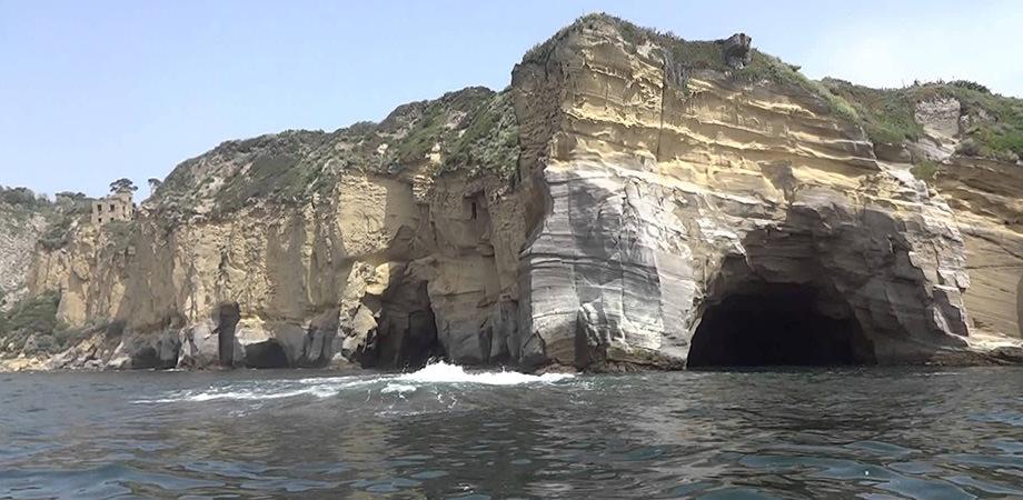 Die Höhlen von Trentaremi Bay in Neapel