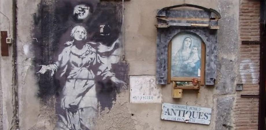 Madonna con el arma de Banksy en Nápoles