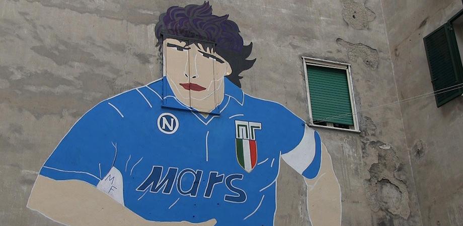 El mural de Maradona en el Quartieri Spagnoli en Nápoles