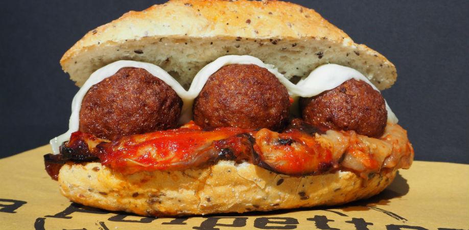 Napoli scostumato con pane ai cereali, polpette di bufalo campano, parmigiana di melanzane e caciocavallo di bufala fuso alla Polpetteria.