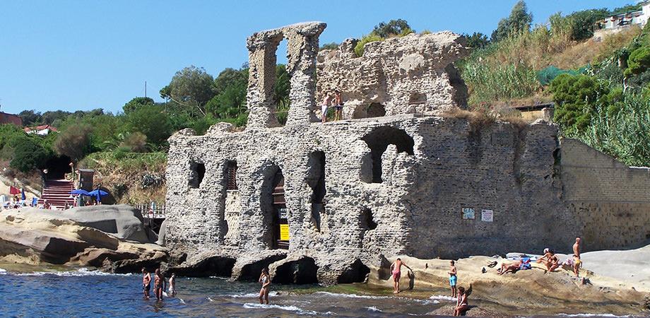 Il Borgo di Marechiaro a Napoli con il Palazzo degli Spiriti