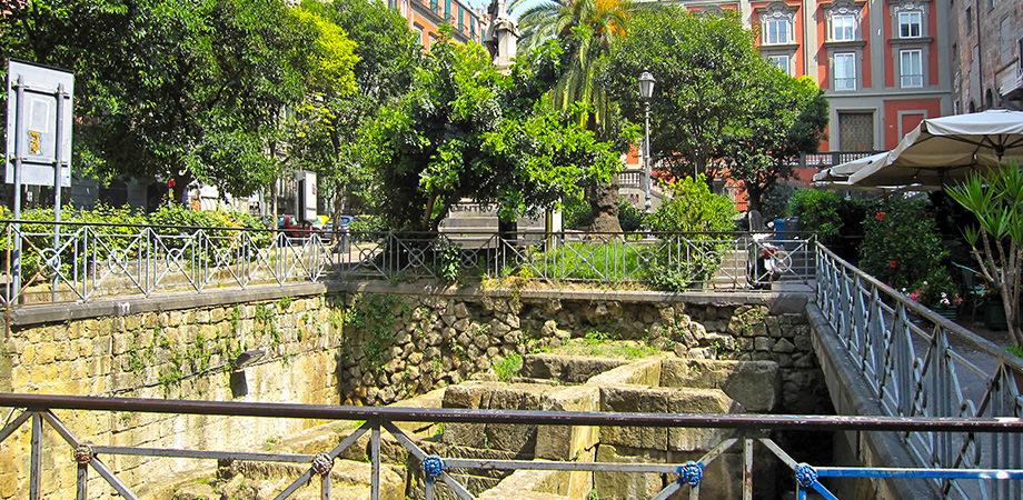 Piazza Bellini nel centro storico di Napoli