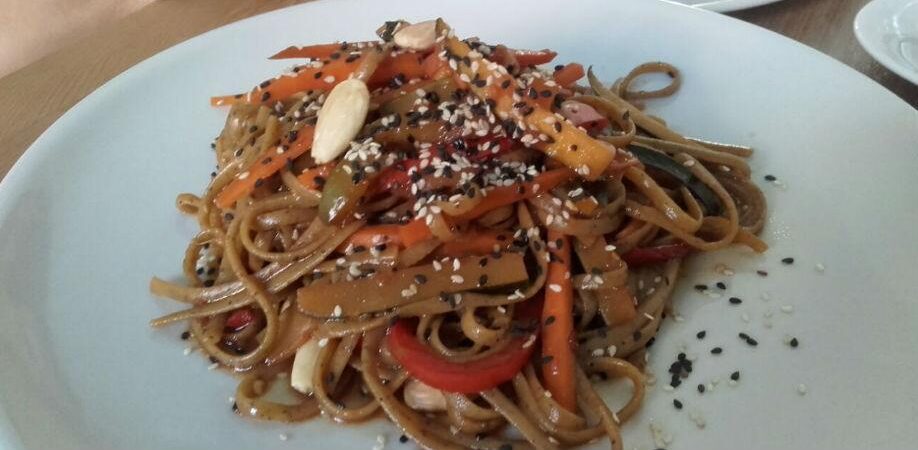 spaghetti con farina di canapa, verdure grigliate e saltate, mandorle e semi di sesamo