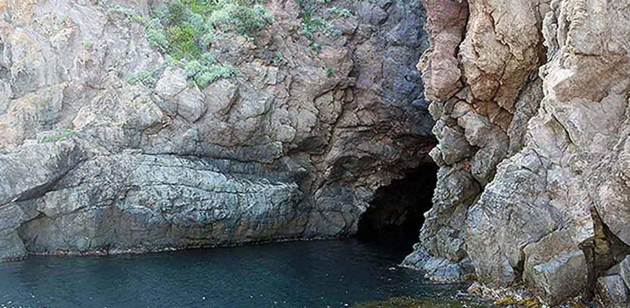 La entrada a la Grotta del Mago en Ischia