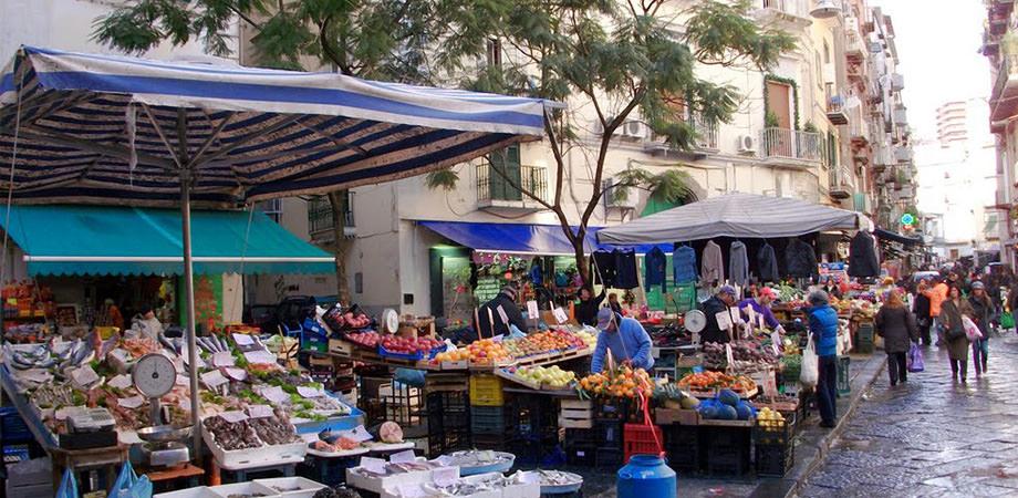 El mercado en Pignasecca en Nápoles