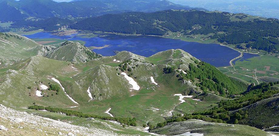 Lac et montagnes du Parco del Matese