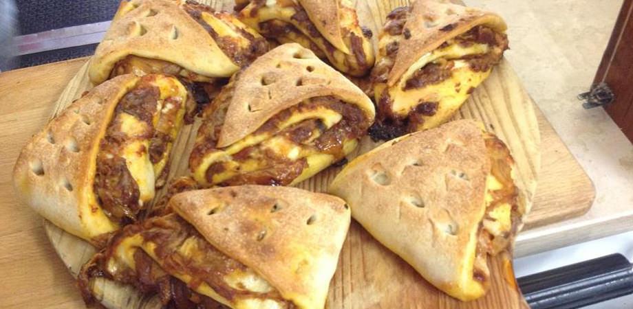 Pizze ripiene della Rosticceria Cavour a Napoli