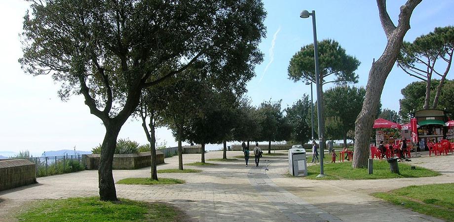 يمشي في حدائق نابولي