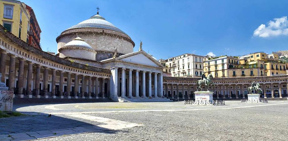 Gehen Sie von PIazza Dante zur Piazza del Plebiscito in Neapel