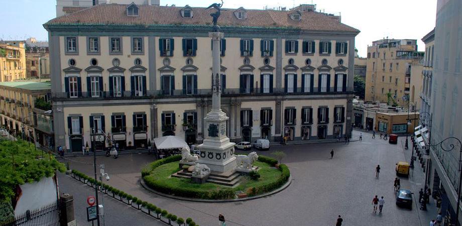 Passeggiata a Chiaia e Piazza dei Martiri a Napoli