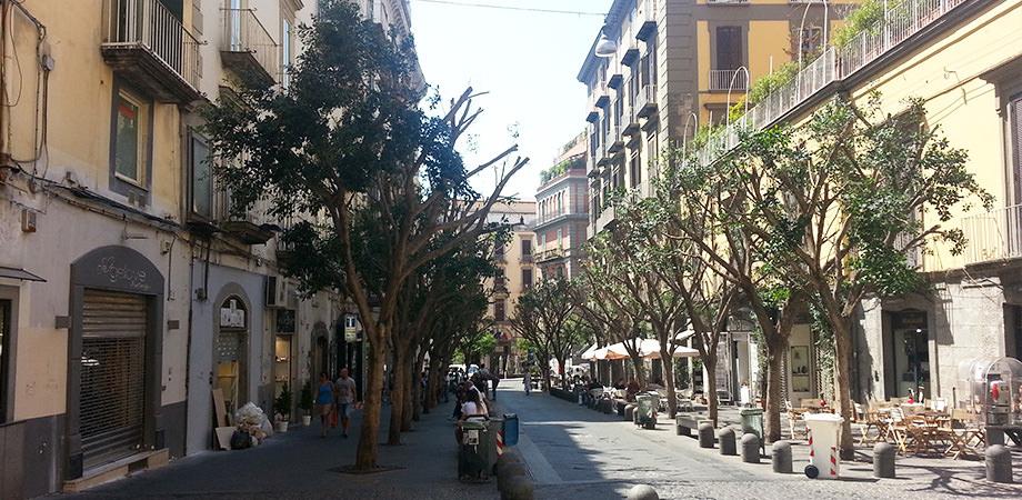 Marcher sur Via Chiaia à Naples