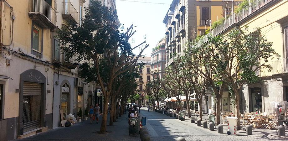 Passeggiata su via Chiaia a Napoli