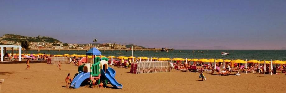 Alcuni dei giochi del Lido Cala Felice a Pozzuoli