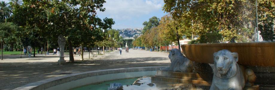 Uno dei viali principali della Villa Comunale a Napoli