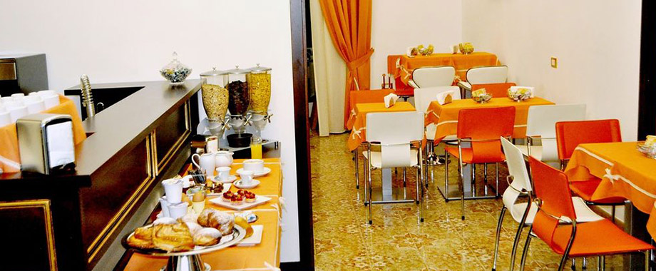 Hotel des Artistes in Naples, breakfast room