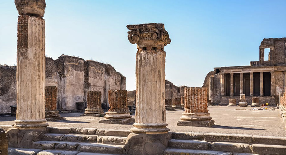 Columnas en las excavaciones de Pompeya