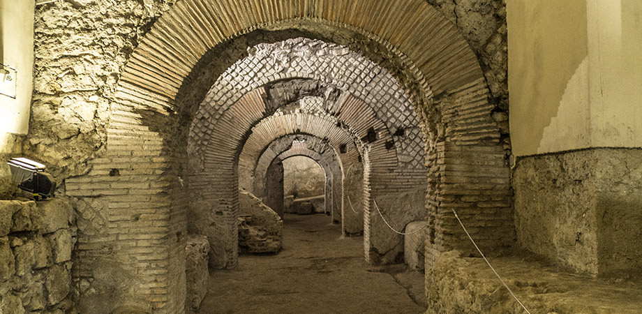 Excavaciones de la Basílica de San Lorenzo Maggiore en Nápoles