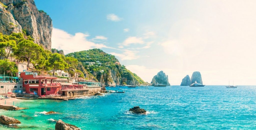 kleiner Yachthafenstrand in Capri