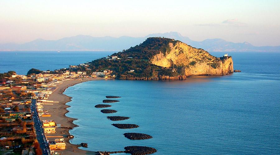 Die besten Strände von Neapel und seiner Provinz, von der Küste von Posillipo bis zur Phlegräischen Küste, wo Sie sich entspannen und am Meer Spaß haben können.