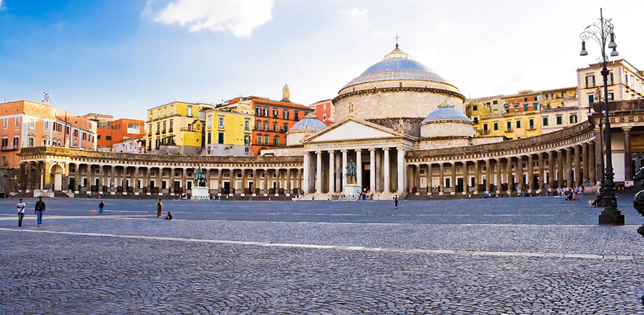 Piazza del Plebiscito a Napoli