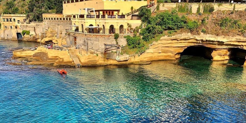 plage de roches vertes à Naples