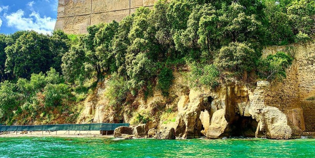 foto della spiaggia del castello di baia