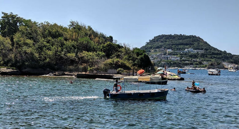 vista dalla spiaggia dello schiacchetiello a napoli