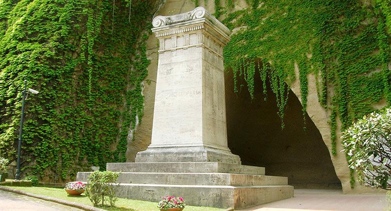 ヴェルギリアのナポリの公園でヒョウの墓