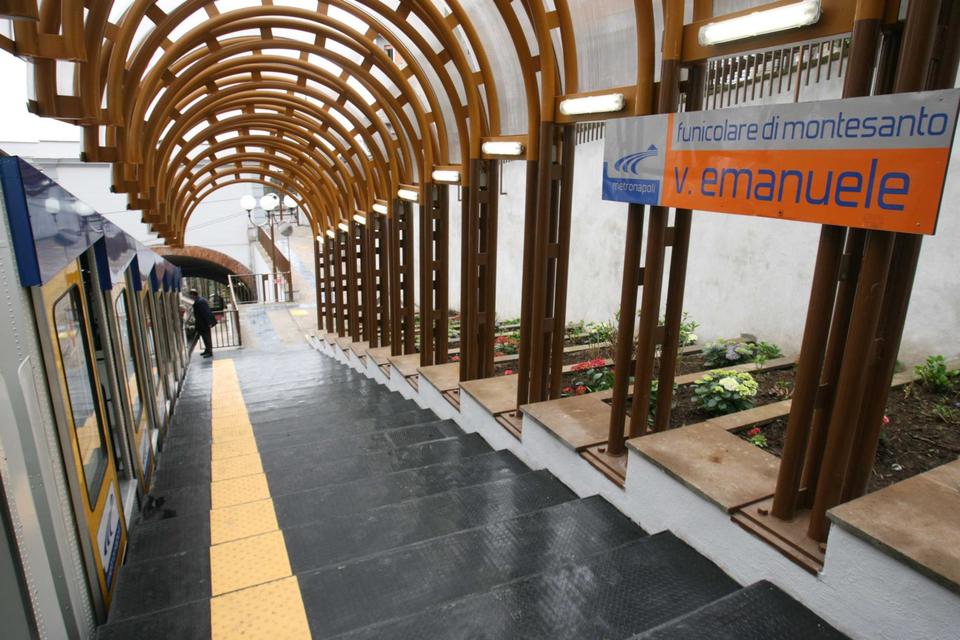 funicular of montesanto in naples