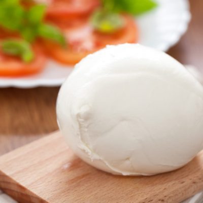 La mozzarella di bufala campana: tipologie, dove comprarla e come conservarla