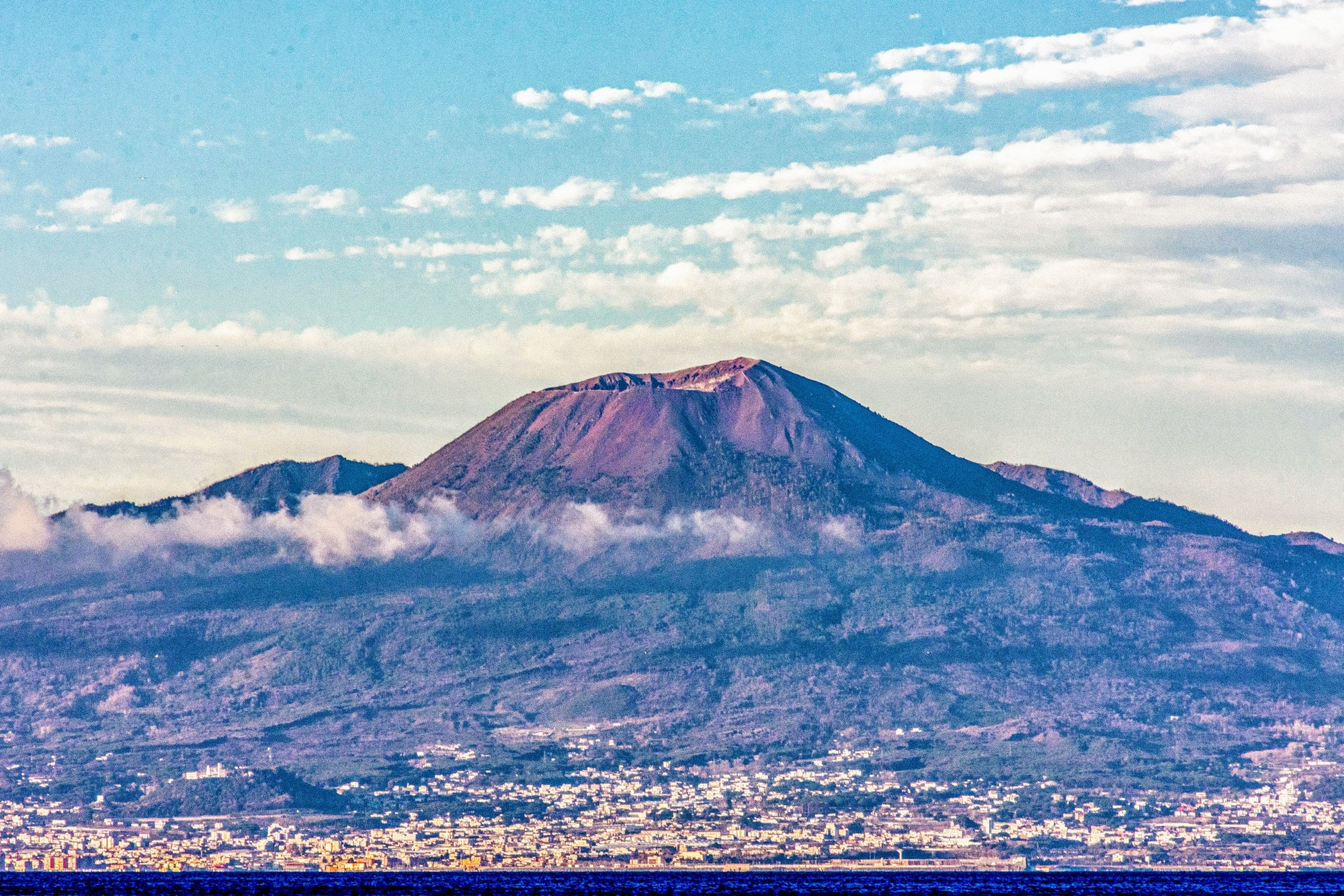 イタリア、ナポリ、ポンペイのベスビオ火山の眺め