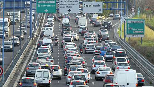 tangenziale di napoli, foto di ingorgo relativo all'aumento del pedaggio