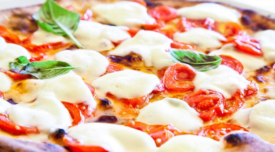 Pizza Margherita, die beste Pizza in der Via Tribunali in Neapel