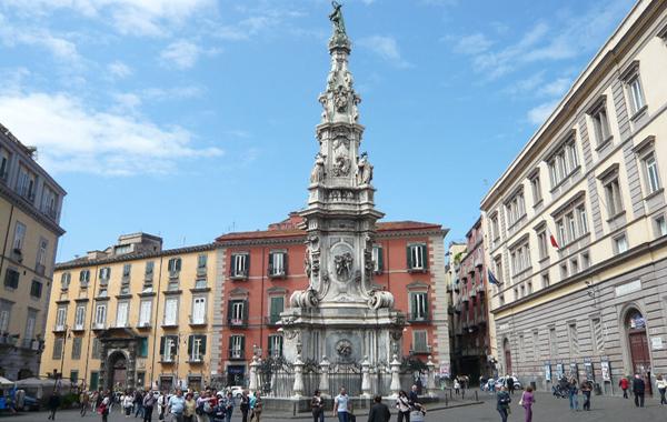 https://www.napolike.it/wp-content/uploads/2013/07/Piazza-del-Gesù-Nuovo-di-Napoli.jpg