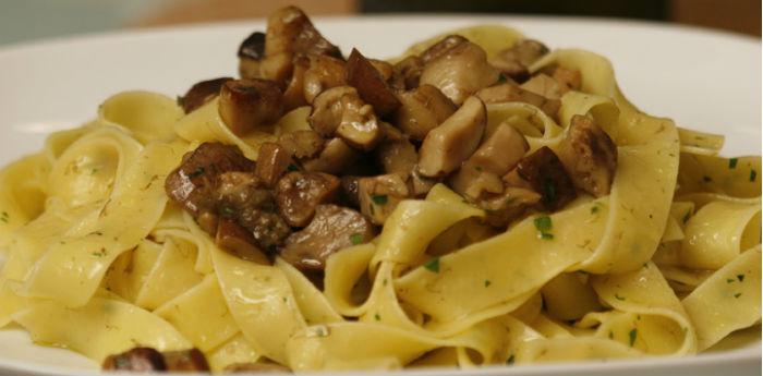 Festival de champignons de Porcini pressé avec montoro supérieur