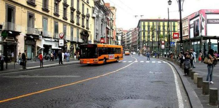 Ztl Naples piazza Dante vía Duomo suspendido