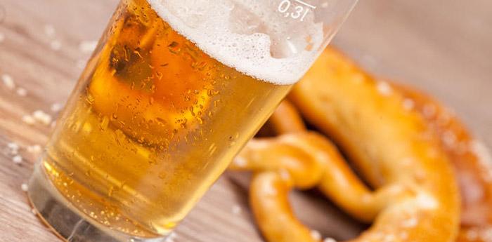 cerveza y pretzel