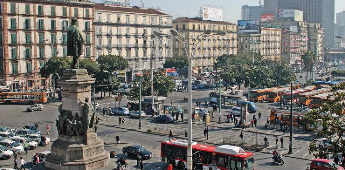 Neapel Piazza Garibaldi arbeitet