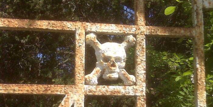 Front of the entrance gate to the Colerosi di Barra Cemetery in NAPLES