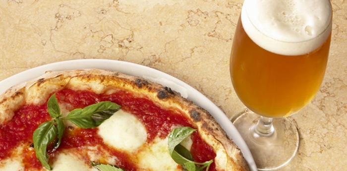 Cerveza y pizza presente en la Festa Della Birra en Pompeya