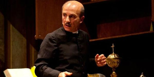 Espetáculo de Carlo Buccirosso no Teatro Cilea em Nápoles