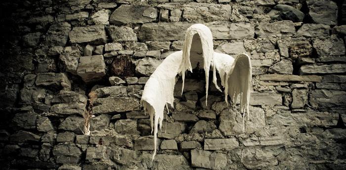 Un fantasma que emerge de la pared de un castillo