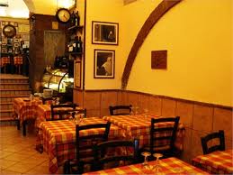 Photo of the interior of the Trattoria da Carmine in Naples street court