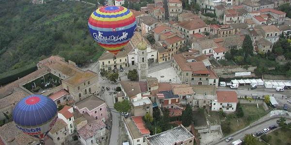 27esimo Raduno Internazionale Mongolfiere a Fragneto Monforte (BN), veduta dall'alto