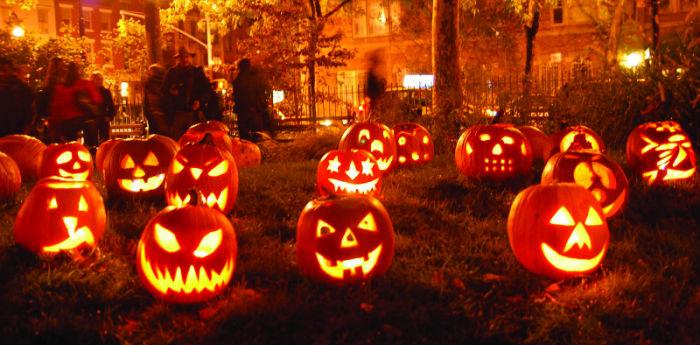 Linternas de calabaza cortadas específicamente para la fiesta de Halloween en Nápoles y dispuestas en el césped para crear una escena de terror