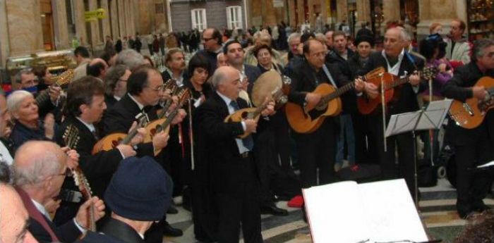 La larga fila de valets, mandolinas y tammorre en Nápoles