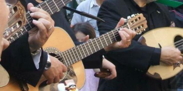 Bandolins, guitarras e tammorre no centro histórico de Nápoles